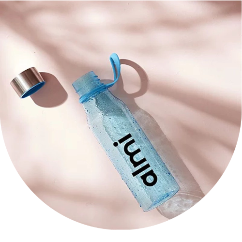 Ljusbl&aring; genomskinlig vattenflaska med Almi-logga.